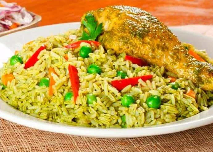 POLLO CON SALSA DE CHAMPIÑONES Y CILANTRO CON ARROZ