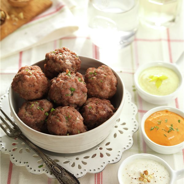 MINI ALBÓNDIGAS DE VACUNO EN SALSA DE TOMATE CON TALLARINES