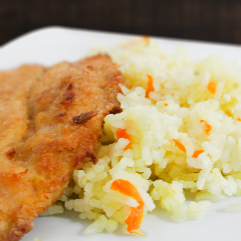 MILANESA DE POLLO CON ARROZ A LA ZANAHORIA