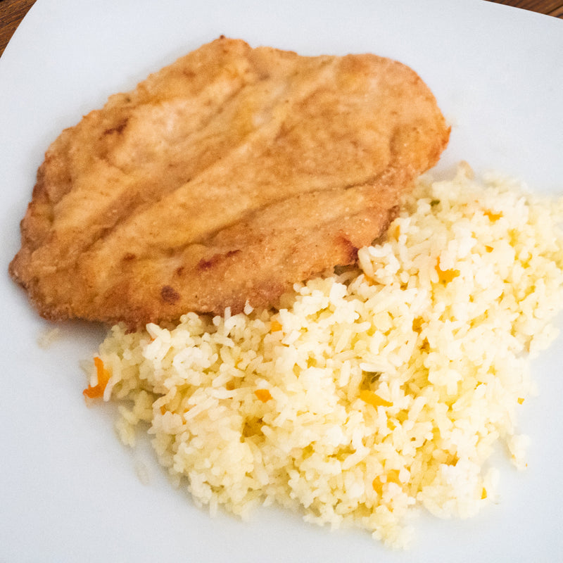 MILANESA DE POLLO CON ARROZ A LA ZANAHORIA