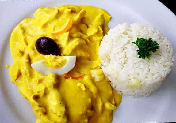 AJÍ DE GALLINA CON ARROZ (PLATO PERUANO)